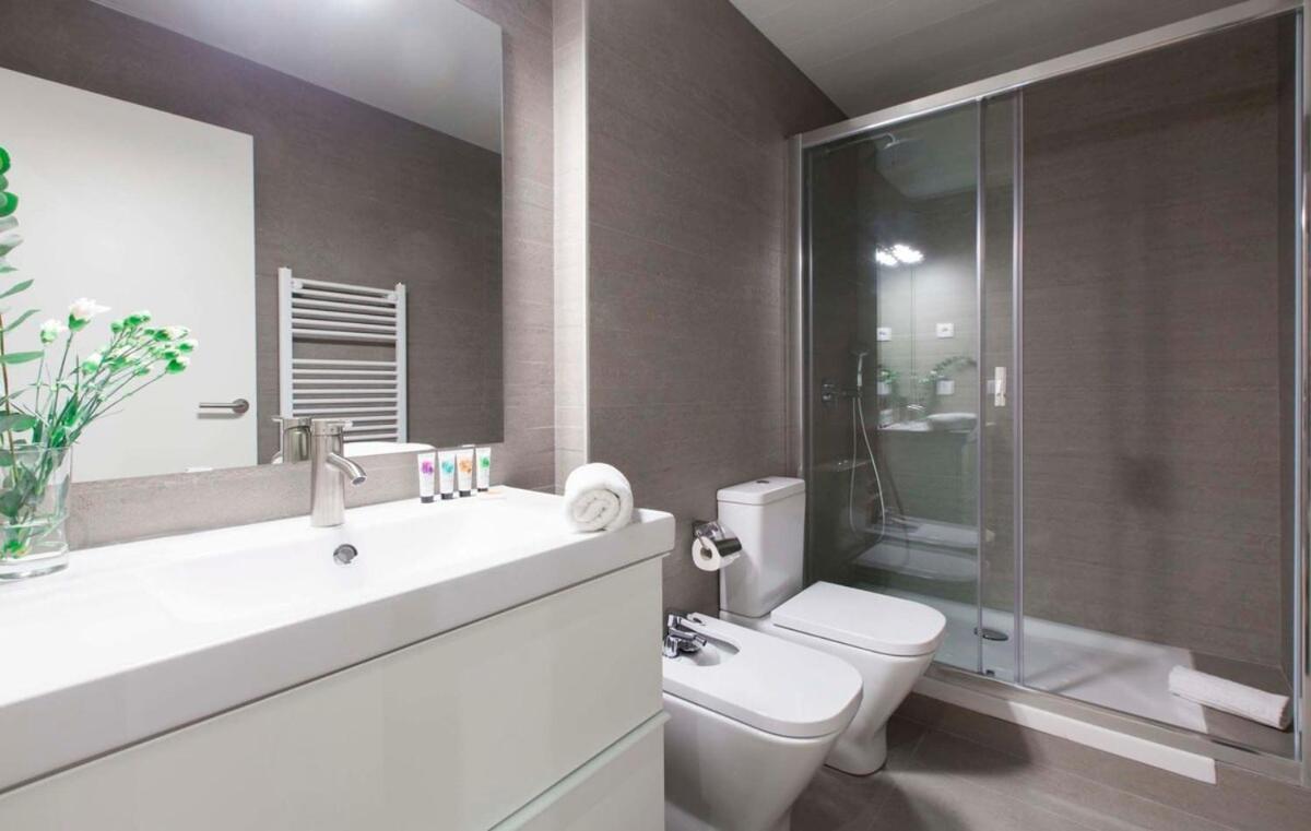 Perfectly Located 4Bed 4Bath Apartment In Barcelona 3 1 Ngoại thất bức ảnh