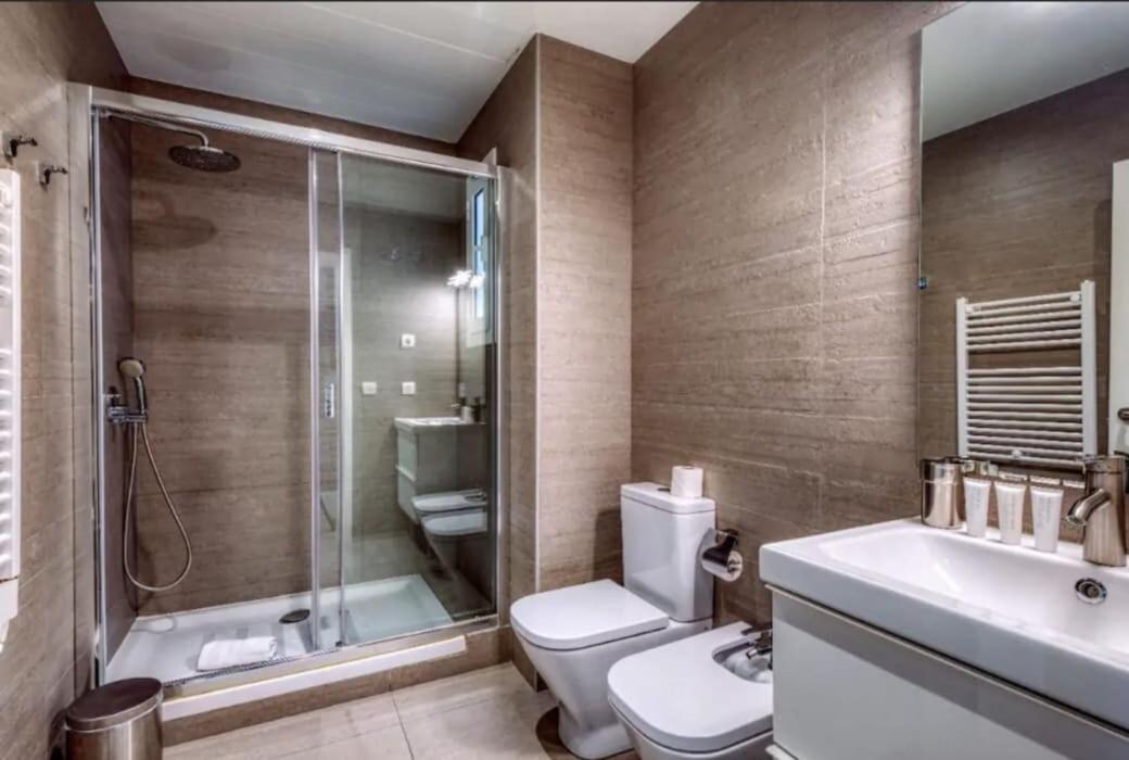Perfectly Located 4Bed 4Bath Apartment In Barcelona 3 1 Ngoại thất bức ảnh